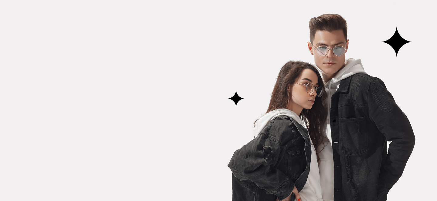 Девушка и парень в очках и джинсовых куртках